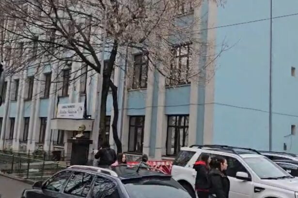 peste 200 de elevi si profesori evacuati dintr un liceu din slatina din cauza mirosului de gaz 69737b410aa42