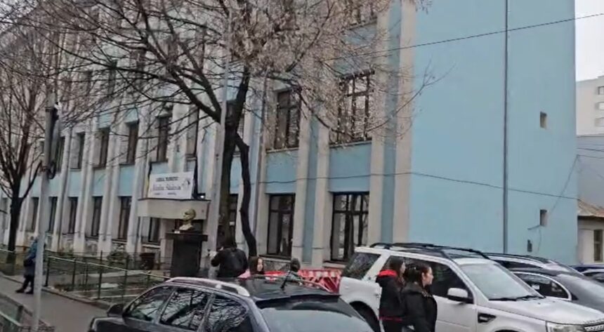 peste 200 de elevi si profesori evacuati dintr un liceu din slatina din cauza mirosului de gaz 69737b410aa42