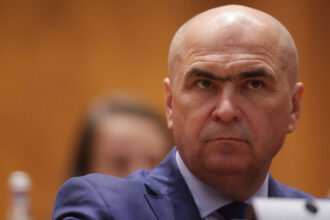 premierul ilie bolojan preia interimar conducerea ministerului educatiei in conditiile in care nimeni nu si a asumat taierile din educatie 696671202c1f5