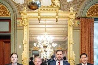 sua insista sa i se dea groenlanda ce se poate intimpla its complicated 696e2d4238b32