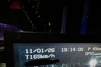 un sofer a ramas fara permis deoarece a depasit viteza maxima cu 119 km h a doua zi a fost prins la volan 696619ae6fcdf