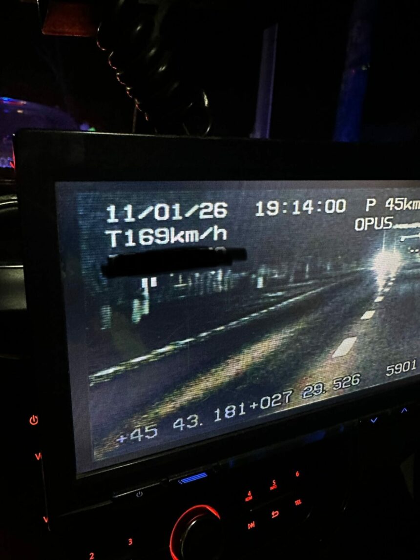 un sofer a ramas fara permis deoarece a depasit viteza maxima cu 119 km h a doua zi a fost prins la volan 696619ae6fcdf