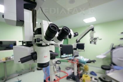 adolescente ajunse la spital din cauza genelor false medicii avertizeaza ca lipiciul de gene poate duce chiar si la pierderea vederii 6989831f2f721