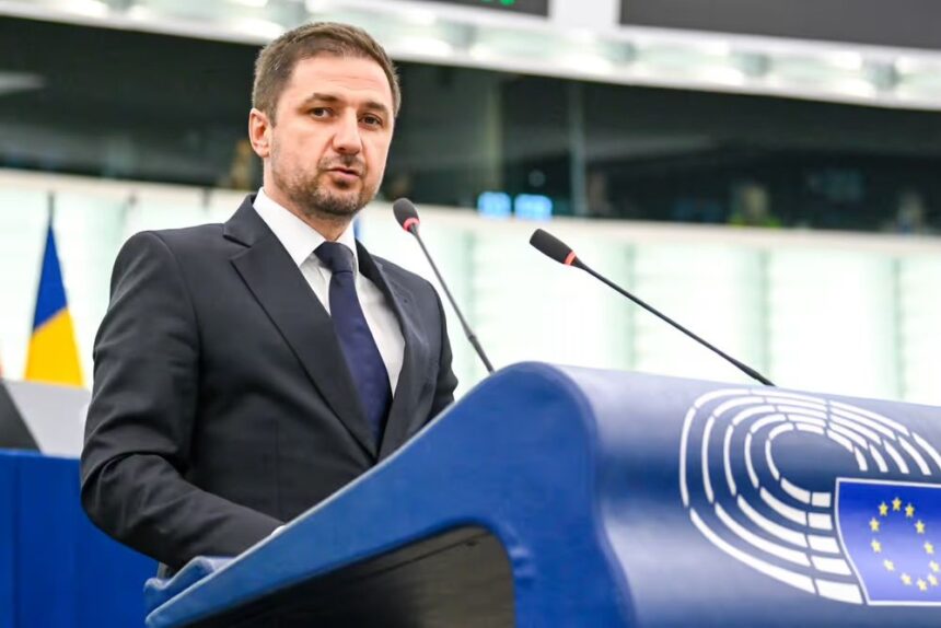 adrian axinia europarlamentar aur avem un presedinte ilegitim posibil infractor el trebuie suspendat si demis din functie 69a16e13addaf