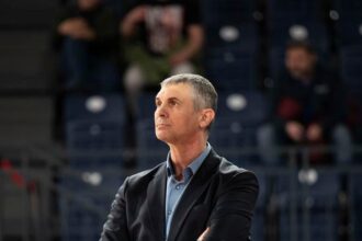 antrenorul vicecampioanei romaniei la baschet masculin si a anuntat retragerea la finalul sezonului 698ac5d7a1bde