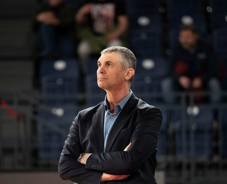 antrenorul vicecampioanei romaniei la baschet masculin si a anuntat retragerea la finalul sezonului 698ac5d7a1bde