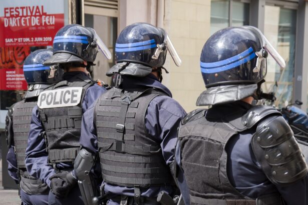 aproximativ 50 de persoane cu gluga au patrulat si au facut salut nazist pe un bulevard din paris 699428fcbbece