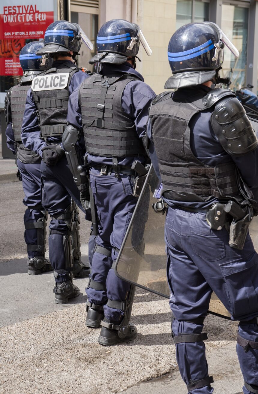 aproximativ 50 de persoane cu gluga au patrulat si au facut salut nazist pe un bulevard din paris 699428fcbbece