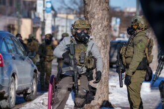 autoritatile federale investigheaza daca ofiterii ice au mintit sub juramant in legatura cu impuscarea unui migrant in minneapolis 698fdead3363e