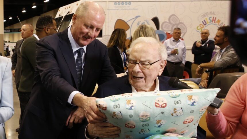 berkshire hathaway operating earnings fell nearly 30 in warren buffetts final quarter as ceo 69a2f0a74b70d