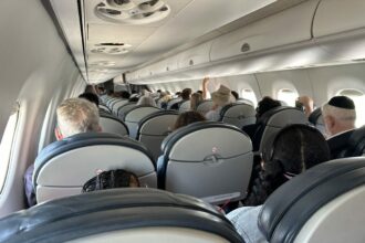 ce a patit un roman care a intalnit un alt roman intr un avion lux pe exterior saracie pe scaun 699ee8639f797