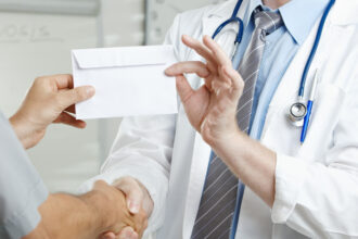 chirurg din sibiu prins in flagrant cand lua spaga sa opereze o femeie 69836a17a1f82