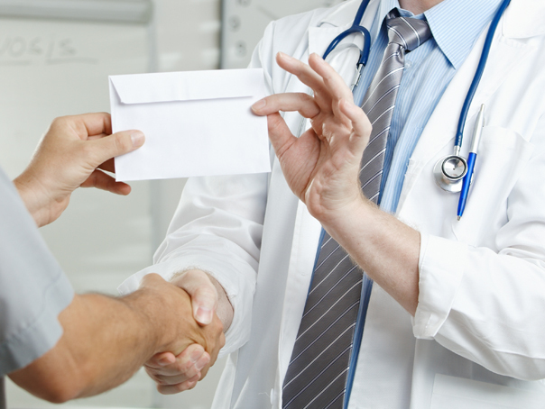 chirurg din sibiu prins in flagrant cand lua spaga sa opereze o femeie 69836a17a1f82