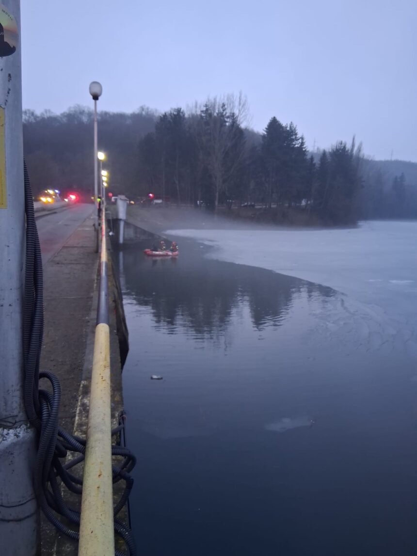 cluj pompieri si scafandri cauta un barbat disparut in apa in zona barajului din gilau 698979bb66a96