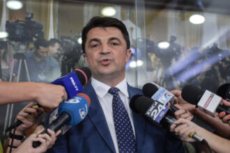 daniel breaz fostul ministru al culturii in guvernul dancila in carti pentru educatie 6980bb7986212