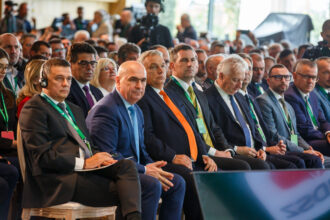 grindeanu discurs dur de fata de premierul bolojan nimeni nu se va atinge de fondurile destinate comunelor presedintii pnl si psd fata in fata la adunarea generala a asociatia co 698af6c9a72b0