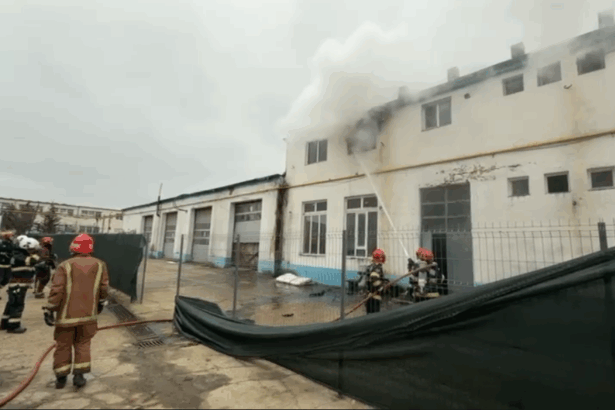 hala industriala in flacari in ploiesti 17 oameni au iesit din cladire video 699449c0040a7