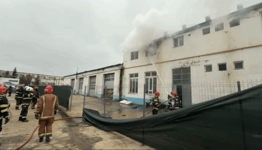 hala industriala in flacari in ploiesti 17 oameni au iesit din cladire video 699449c0040a7