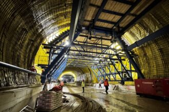 iarna grea nu a oprit lucrarile de pe a1 sute de muncitori si utilaje lucreaza la tunelurile din sectorul margina holdea 69a008b1c39c4