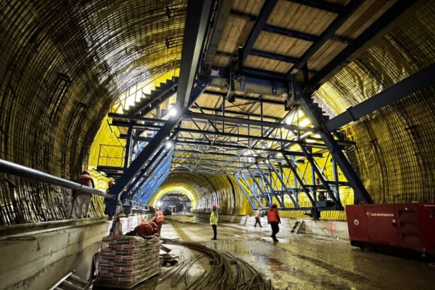 iarna grea nu a oprit lucrarile de pe a1 sute de muncitori si utilaje lucreaza la tunelurile din sectorul margina holdea 69a008b1c39c4