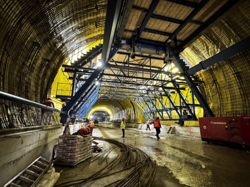 iarna grea nu a oprit lucrarile de pe a1 sute de muncitori si utilaje lucreaza la tunelurile din sectorul margina holdea 69a008b1c39c4