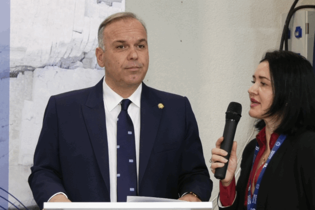 insula thassos vrea si mai multi turisti romani primarul a venit la bucuresti sa i convinga pe nehotarati 698e01d2e1966