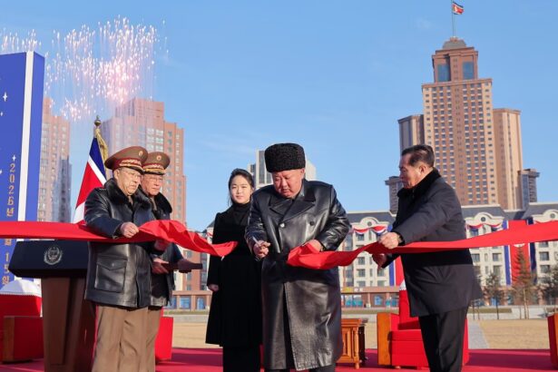 kim jong un inaugureaza un nou cartier de locuinte pentru familiile soldatilor nord coreeni ucisi in ucraina 6992ec7168cb2