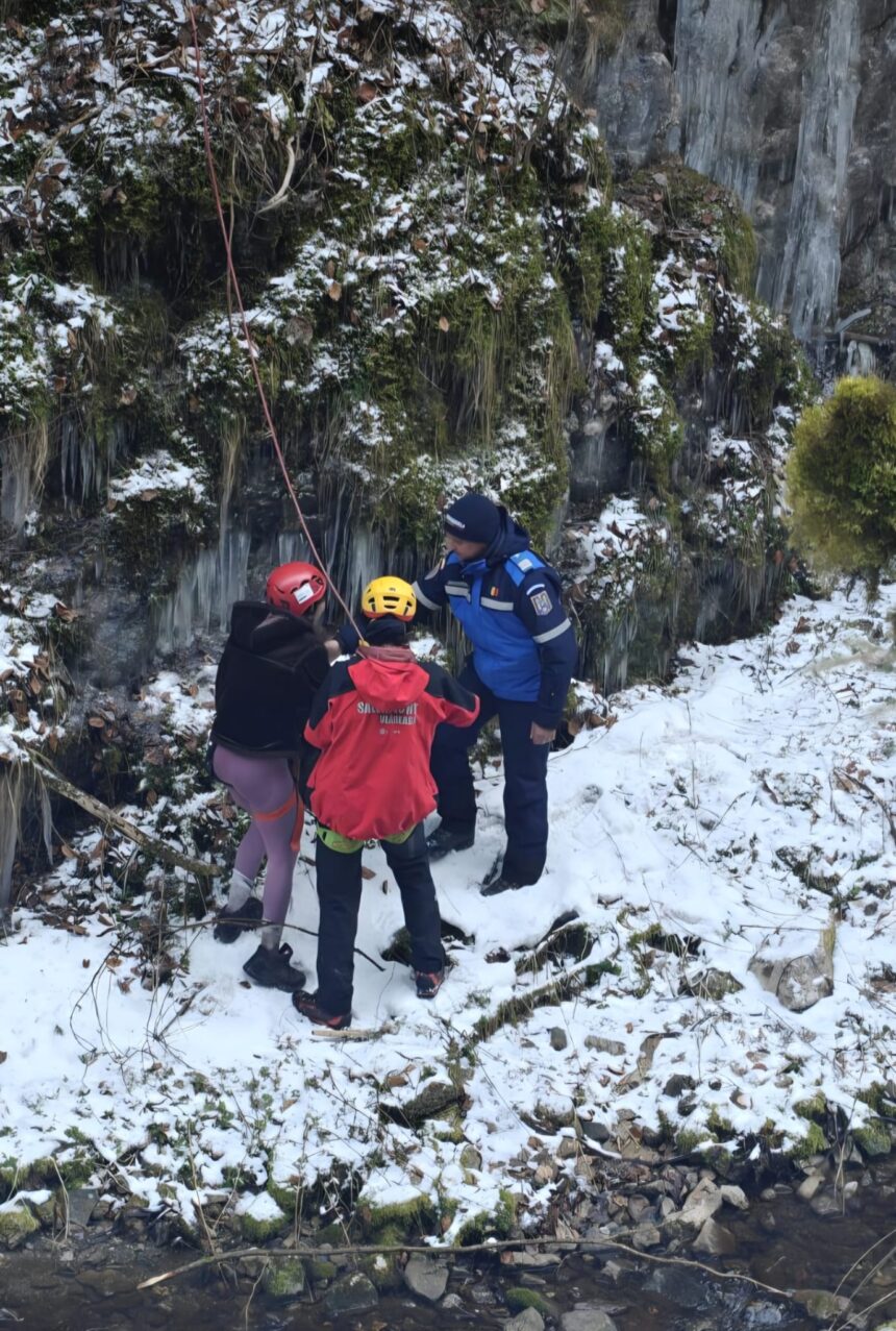 misiune de salvare in muntii apuseni doi turisti francezi au ramas blocati pe o stanca 69a33000f0c57