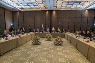 negocierile de pace au inceput la geneva in fata cladirii se desfasoara o manifestatie pro ucraina 6994753802cb1