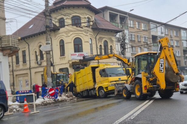 o masina de gunoi s a scufundat intr o groapa accidentul s a produs in centrul orasului galati 699d8c3aa6e42