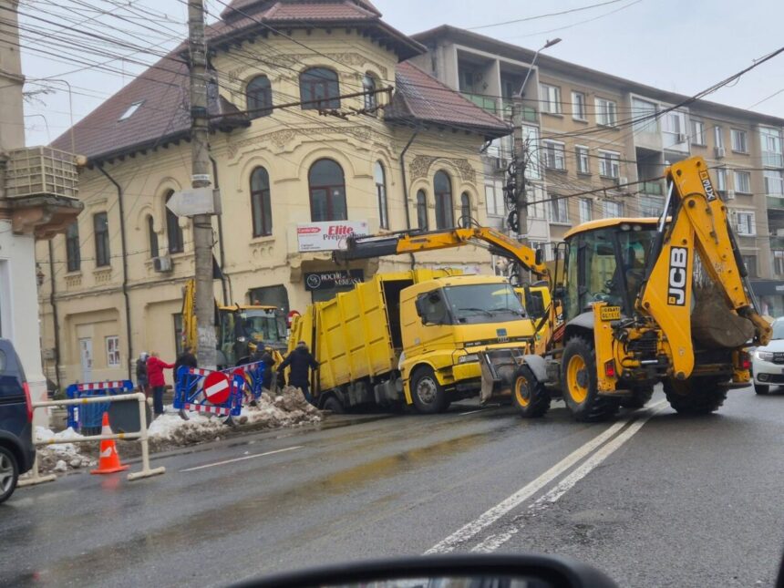 o masina de gunoi s a scufundat intr o groapa accidentul s a produs in centrul orasului galati 699d8c3aa6e42