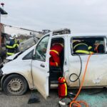 opt raniti intr un accident in care au fost implicate un microbuz un utilaj de reparatii si un autoturism 698b0cb4dcfa4
