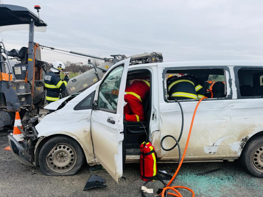 opt raniti intr un accident in care au fost implicate un microbuz un utilaj de reparatii si un autoturism 698b0cb4dcfa4