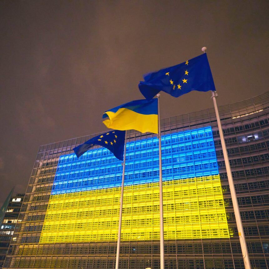 patru ani de razboi institutiile ue din bruxelles iluminate in semn de sprijin pentru ucraina 699d4733a4e64