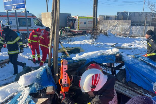 persoana surprinsa sub acoperisul unei anexe prabusite in ploiesti victima transportata la spital 6996bdcadb502