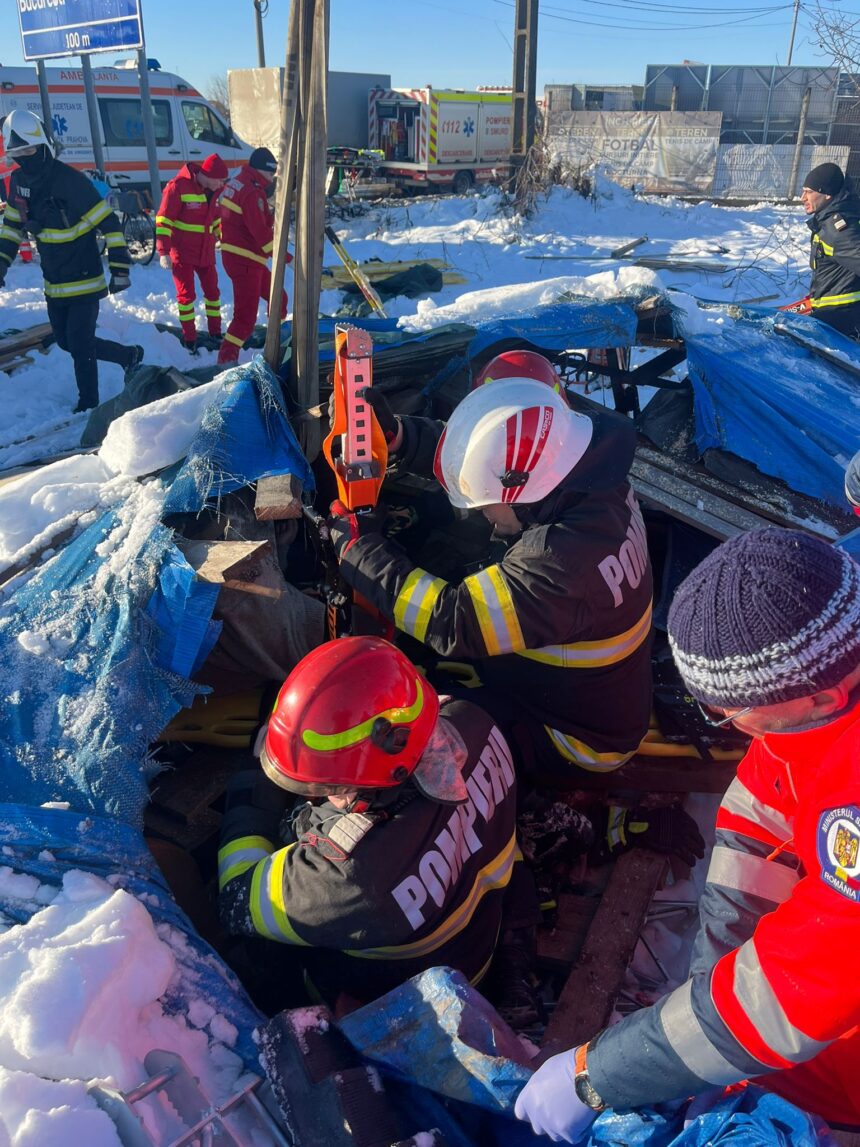 persoana surprinsa sub acoperisul unei anexe prabusite in ploiesti victima transportata la spital 6996bdcadb502