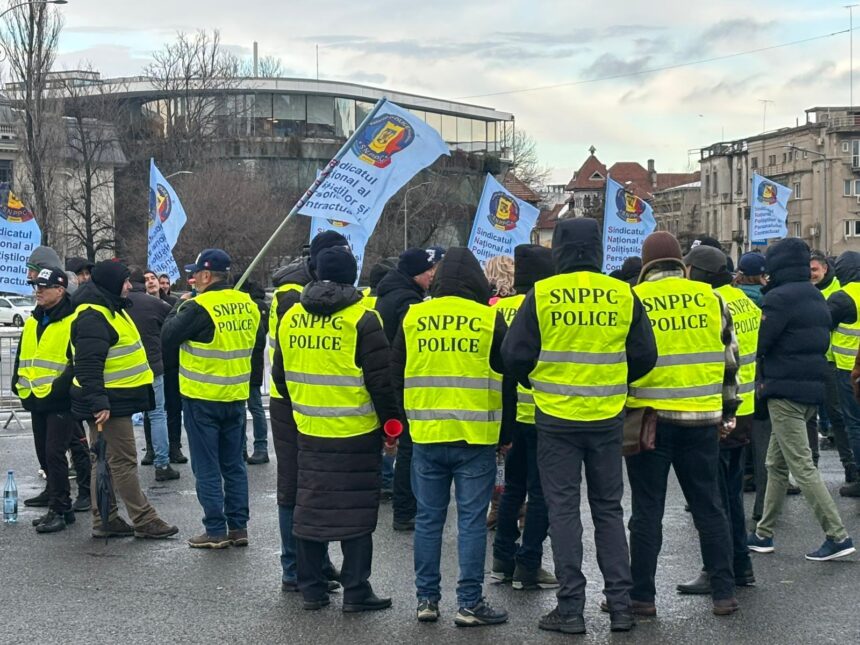politistii protesteaza in piata victoriei nu sunt de acord cu majorarea varstei de pensionare 699dc9292347e