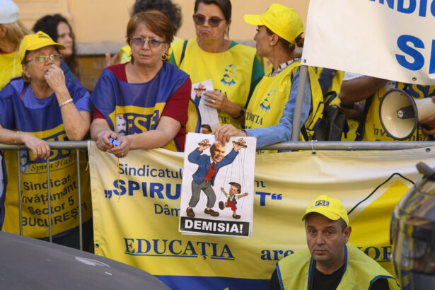 protest al sindicatelor din educatie la palatul cotroceni sub sloganul scoala saraca tara needucata anosr se alatura 699ed45b16f0c