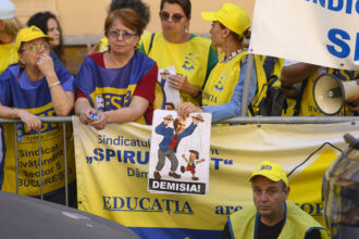 protest al sindicatelor din educatie la palatul cotroceni sub sloganul scoala saraca tara needucata 699e98b182c0a
