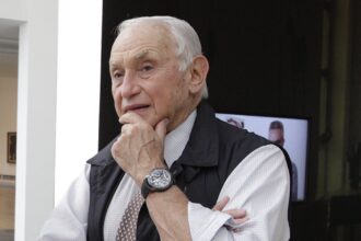 questions swirl over ohio billionaire les wexners ties to jeffrey epstein 699468f74afb6