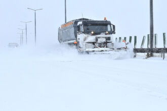 restrictii de trafic pe autostrazi din cauza ninsorii tronsoane inchise pe a1 a0 si unele drumuri nationale s a reluat traficul pe a7 ploiesti adjud 6995baaf6a945