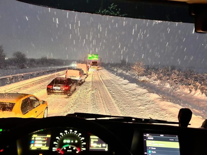 restrictii de trafic pe autostrazile a1 a2 a3 si a7 din cauza ninsorii tronsoane inchise pe a1 a3 a7 si a0 69957f00b82c7