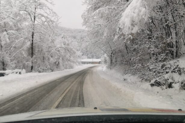 situatia traficului duminica dimineata polei si ninsori pe unele drumuri 699a928372613