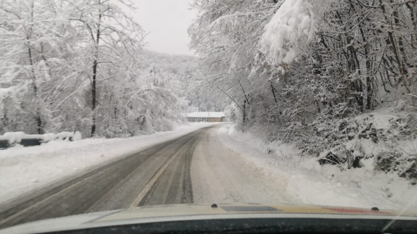 situatia traficului duminica dimineata polei si ninsori pe unele drumuri 699a928372613