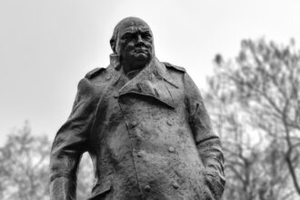 statuia lui churchill din londra vopsita cu mesaje pro palestina si impotriva israelului 69a17067973b6