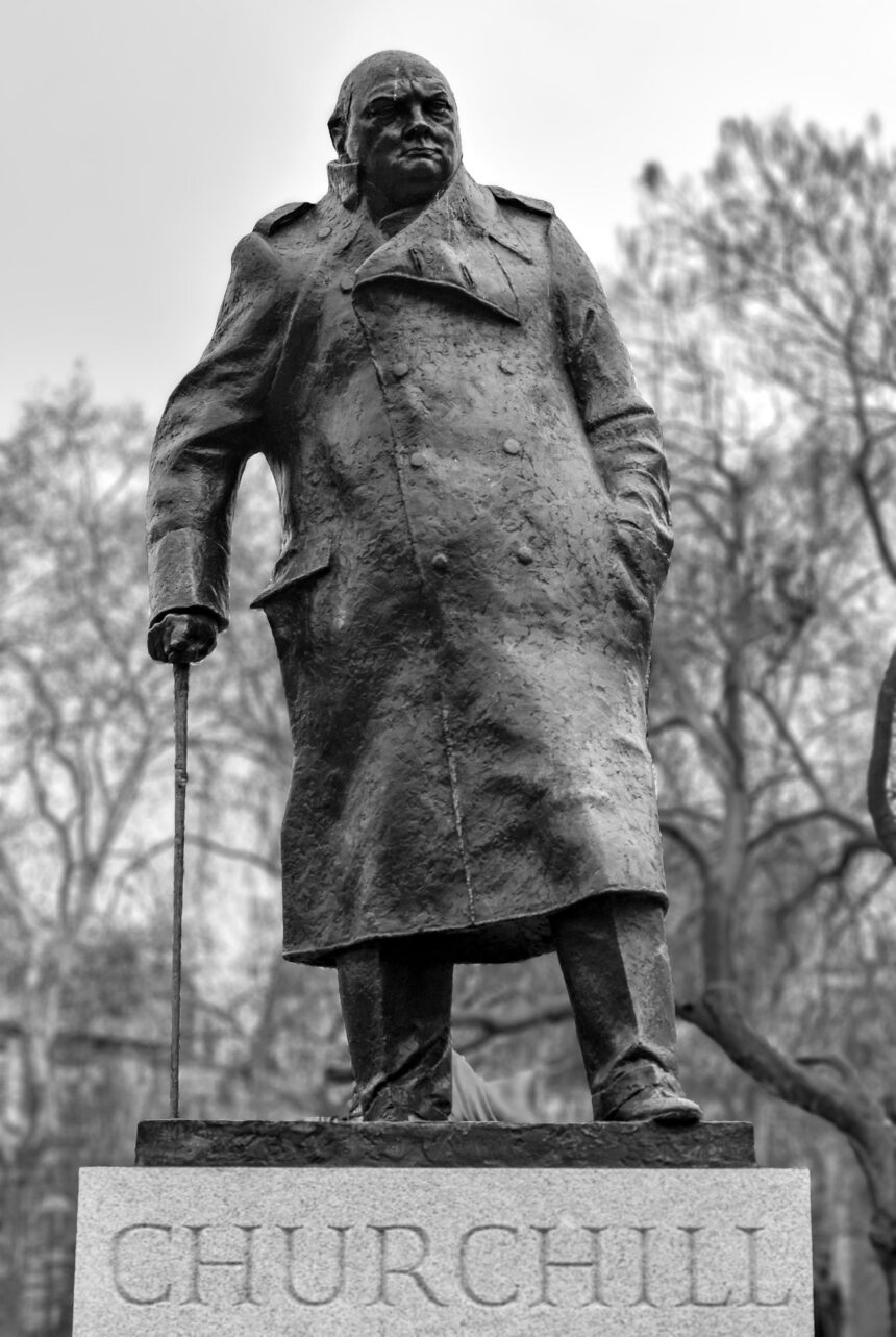 statuia lui churchill din londra vopsita cu mesaje pro palestina si impotriva israelului 69a17067973b6