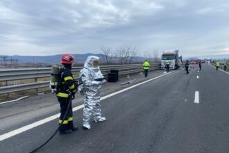 sulfat de amoniu imprastiat pe carosabil dupa ce doua camioane s au ciocnit pe a1 698b14fe1b337