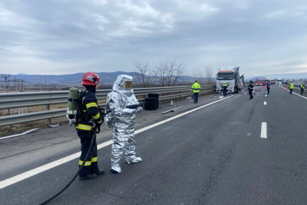 sulfat de amoniu imprastiat pe carosabil dupa ce doua camioane s au ciocnit pe a1 698b14fe1b337