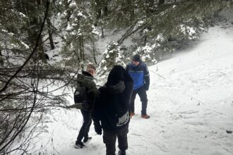 tineri incaltati cu adidasi pe munte in plina iarna intorsi din drum de jandarmii montani 698898aa92992