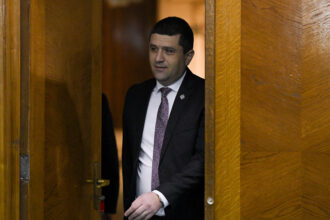 trendul din ministerul apararii pe care radu miruta il face praf sa treci terenurile ministerului din domeniul public in privat e ceva ce nu voi tolera sa se opreasca acum 6984a550b9353